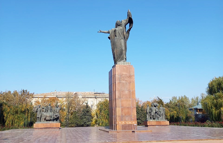 На фото: памятник борцам революции