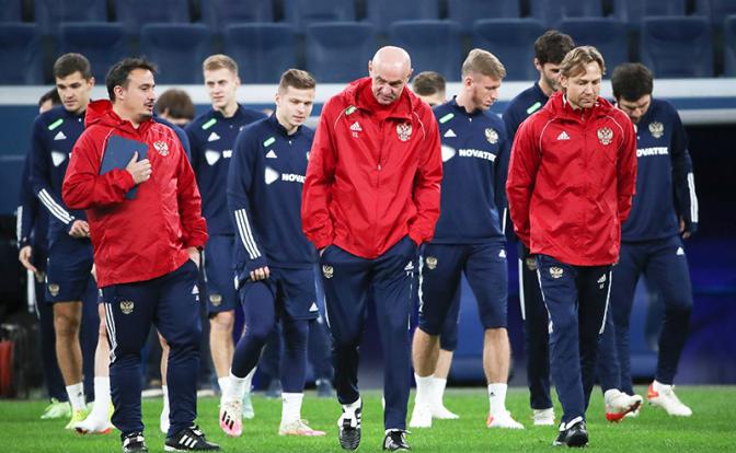 На фото: тренеры Джонатан Альба, Виктор Онопко, главный тренер сборной России по футболу Валерий Карпин (слева направо на переднем плане) и игроки сборной России (на заднем плане).