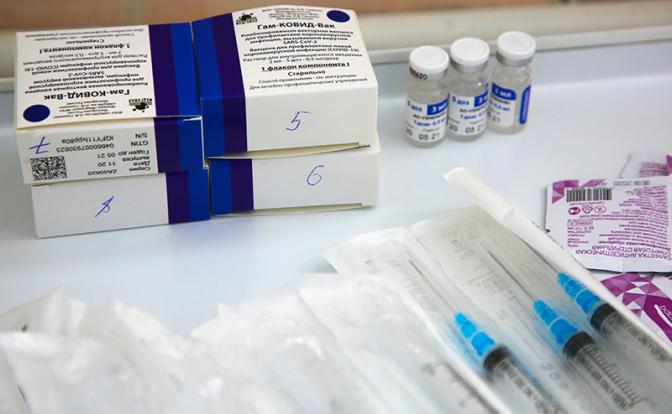 «Спутник V»: Кремль, Минздрав агитируют, но где простые шприцы брать? В Китае опять? А наши где?