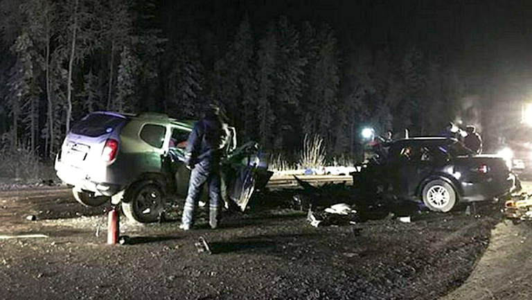 На фото: 10 человек, в том числе 4 ребенка, погибли в результате столкновения двух автомобилей в Ханты-Мансийском районе России. 2018 год.