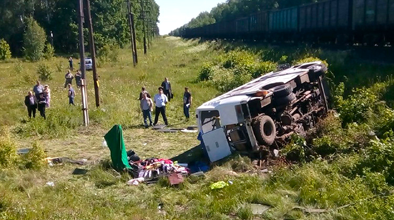 4 человека погибли, 12 раненых в результате въезда автобуса в грузовой поезд в Орловской области, Россия, 2018 год.