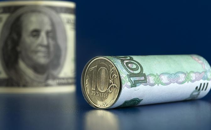 Курс доллара: эксперт назвала причины ослабления рубля
