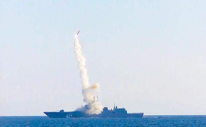 На фото: фрегат "Адмирал флота Советского Союза Горшков" в акватории Белого моря во время выполнения стрельбы гиперзвуковой ракетой "Циркон" по наземной цели.