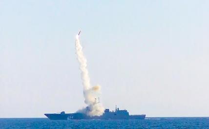 На фото: фрегат "Адмирал флота Советского Союза Горшков" в акватории Белого моря во время выполнения стрельбы гиперзвуковой ракетой "Циркон" по наземной цели.