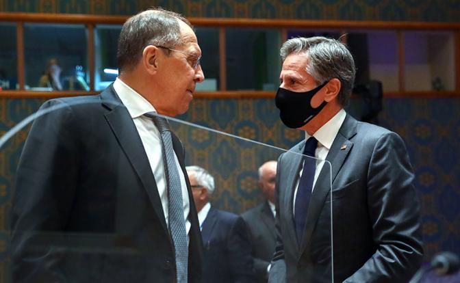 На фото: министр иностранных дел РФ Сергей Лавров и государственный секретарь США Энтони Блинкен (слева направо)