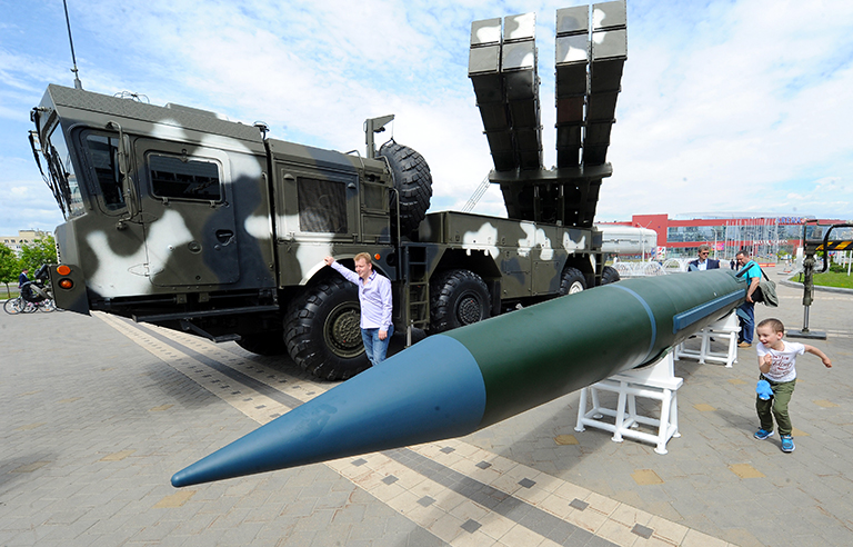 На фото: реактивная система залпового огня "Полонез" с дальностью стрельбы 200 км и перспективная ракета калибра 750 мм для усовершенствованной РСЗО "Полонез" на международной оборонной выставке вооружений Milex-2017.