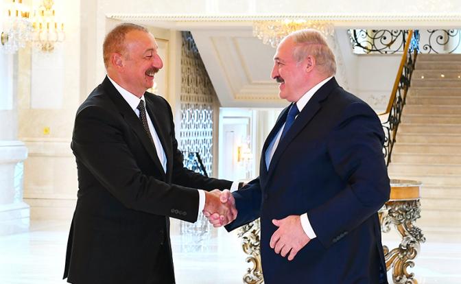На фото: президент Азербайджана Ильхам Алиев и президент Белоруссии Александр Лукашенко (слева направо)