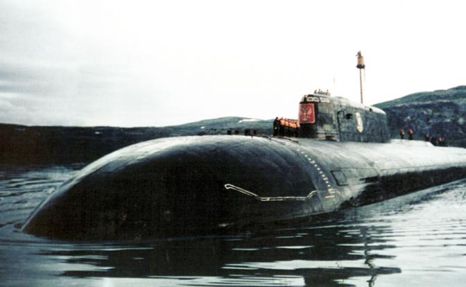 На фото: атомная подводная лодка «Курск», 1999 год.