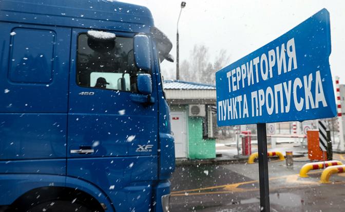 На фото: скопление грузового транспорта на белорусско-польской границе