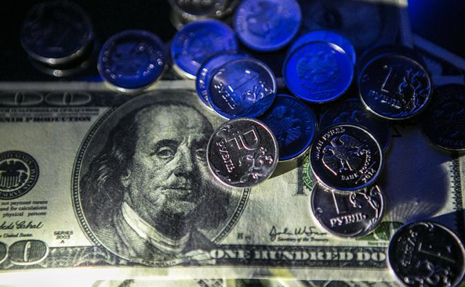 Аналитик рассказал, смогут ли власти удержать рубль от падения