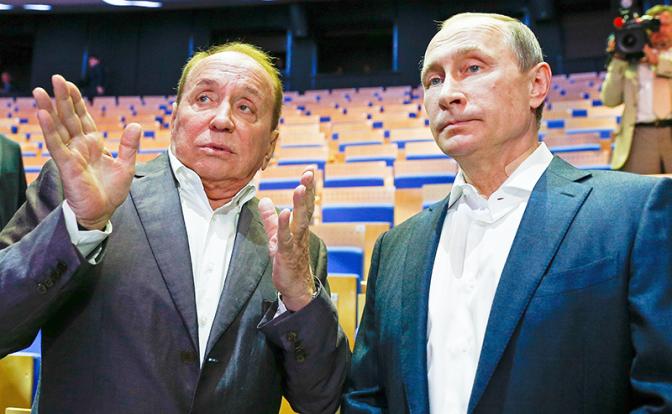 На фото: телеведущий Александр Масляков и президент России Владимир Путин (слева направо на первом плане)