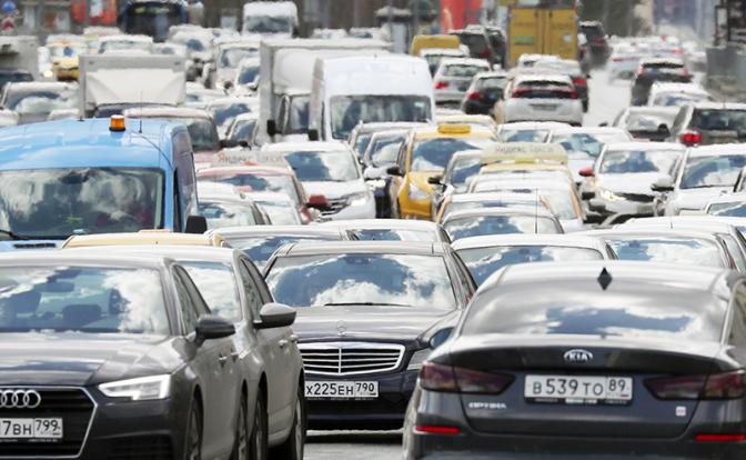 В Москве ограбили водителя, когда он стоял в пробке