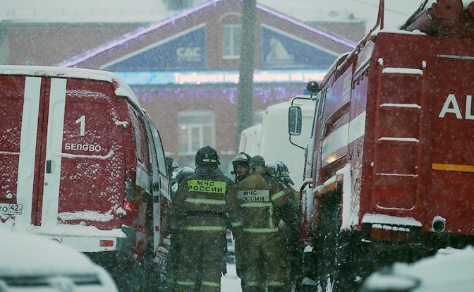 На фото: сотрудники МЧС на территории шахты "Листвяжная" в городе Белово, где произошло ЧП