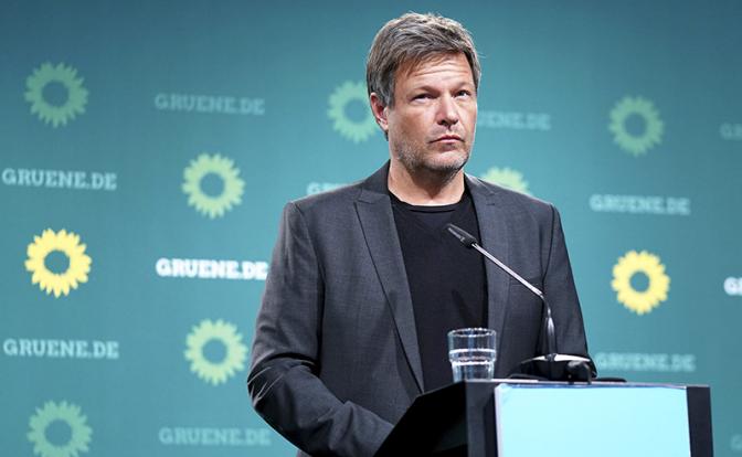 На фото: сопредседатель партии «Союз 90/Зеленые» Роберт Хабек