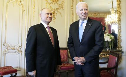 На фото: президент России Владимир Путин и президент США Джо Байден (слева направо)