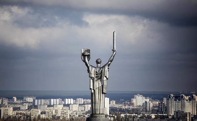 "Родину-Мать" в Киеве декоммунизируют по-европейски