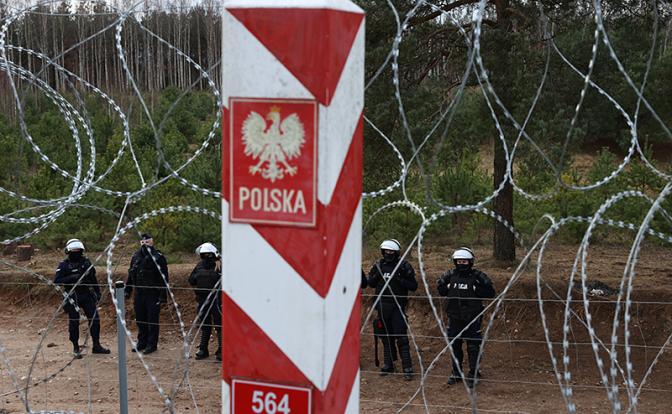 На фото: сотрудники полиции Польши на белорусско-польской границе