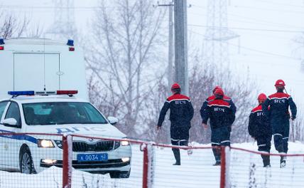 На фото: спасатели военизированной горноспасательной части (ВГСЧ) на территории шахты "Листвяжная".
