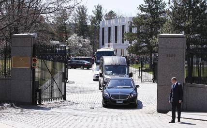 На фото: высылаемые из США российские дипломаты покинули посольство в Вашингтоне(архивное фото)