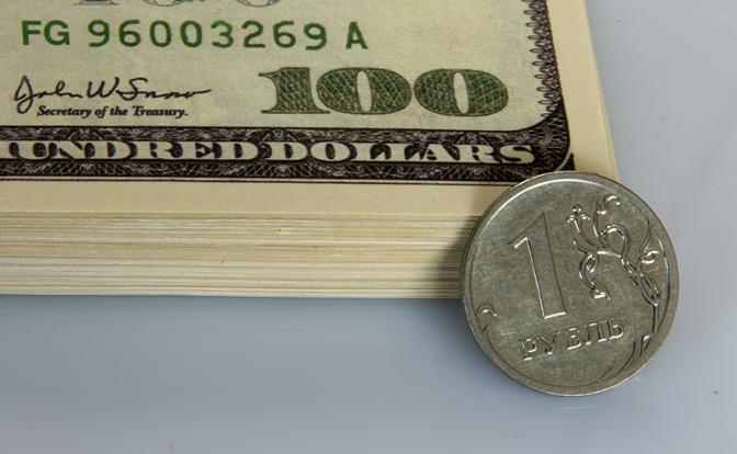 Эксперт сказал, почему рубль попал «под раздачу»