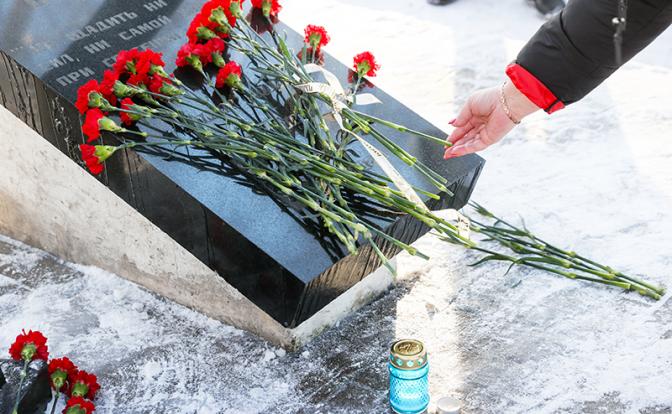 На фото: возложение цветов у мемориала работникам Военизированной горноспасательной части (ВГСЧ) на аллее "Шахтерская слава".