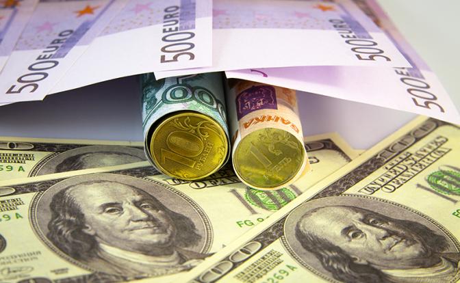 Курс валют сегодня: доллар и евро пошли вниз после роста на открытии торгов