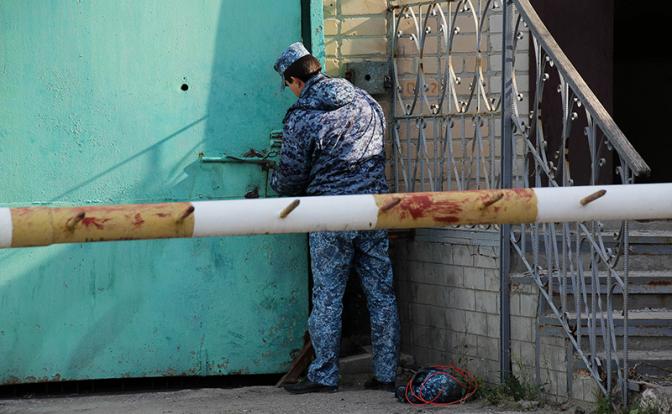 Беспредел за колючей проволокой задавят рублём