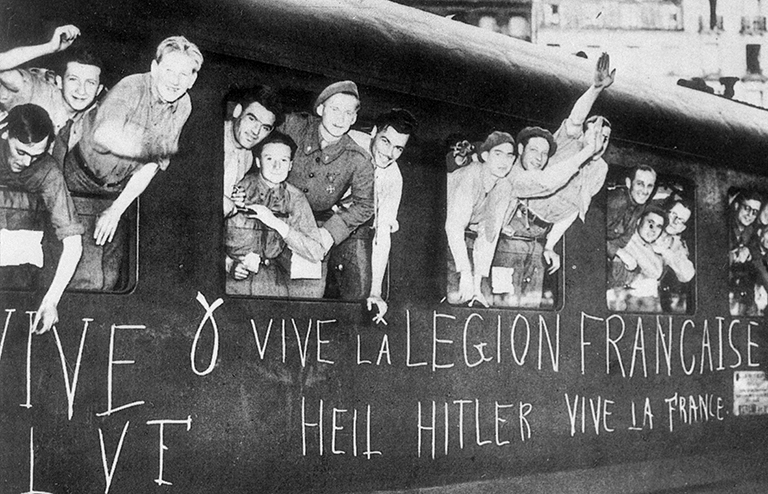 На фото: репродукция снимка "Французские добровольцы "Легиона французских волонтеров против большевизма" (ЛФВ) перед отправлением на парижском вокзале Гар де л`Эст в сентябре 1941 года" из фотокаталога выставки "Война Германии против Советского Союза"
