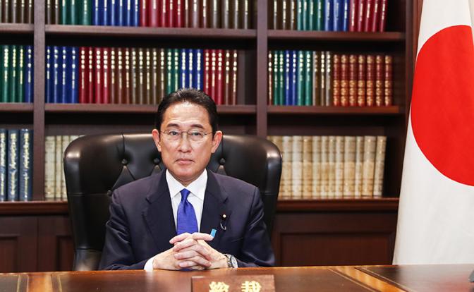 На фото: премьер-министр Японии Фумио Кисида