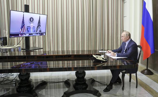 На фото: президент России Владимир Путин и президент США Джо Байден (на экране по видеосвязи) во время двусторонних переговоров