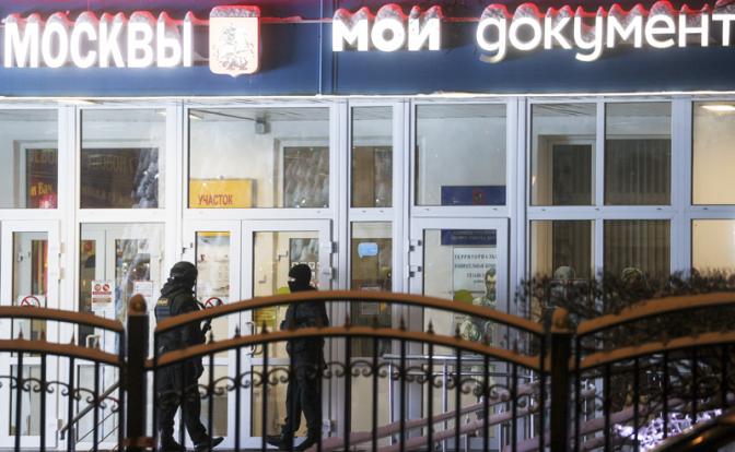 На фото: сотрудники полиции у здания МФЦ "Рязанский", где в результате стрельбы погибли люди.