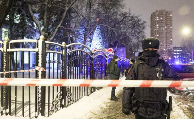 На фото: сотрудники полиции у здания МФЦ "Рязанский", где в результате стрельбы погибли люди.