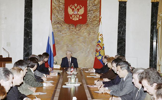 На фото: правительственное совещание в Кремле, 1998