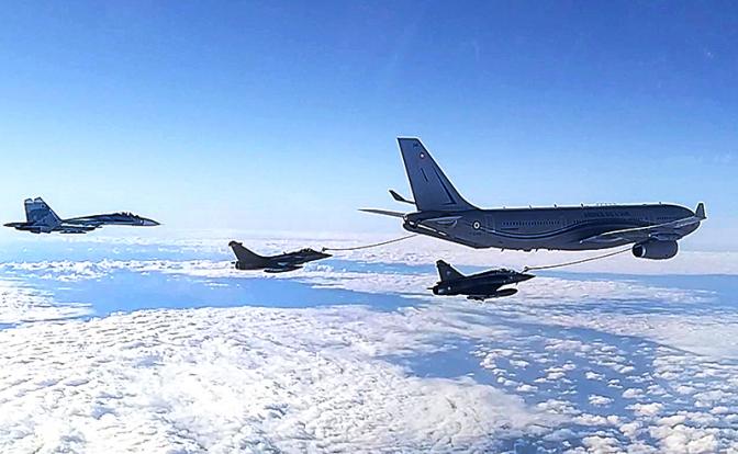 На фото: истребитель Су-27 ВКС России, тактические истребители "Рафаль", "Мираж-2000" и самолет-заправщик КС-135 ВКС Франции (слева направо) над Черным морем.