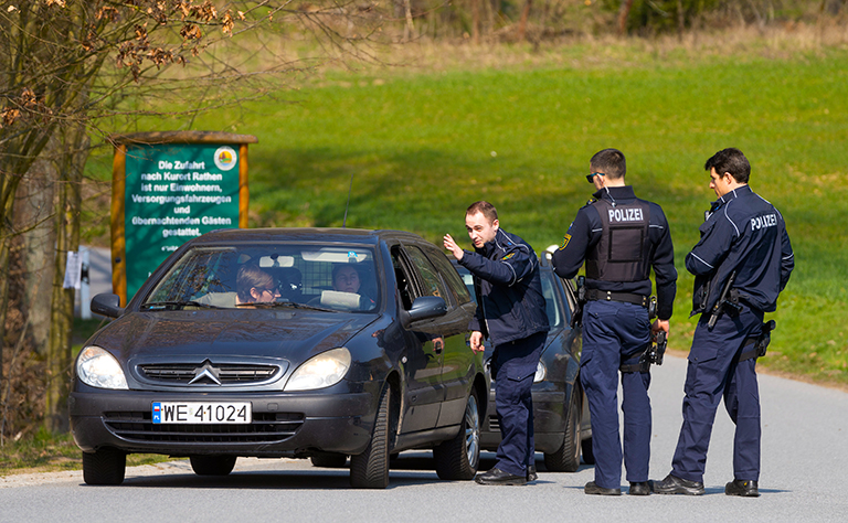 На фото: сотрудники полиции проверяют водителя автомобиля возле Ратена в Саксонской Швейцарии.