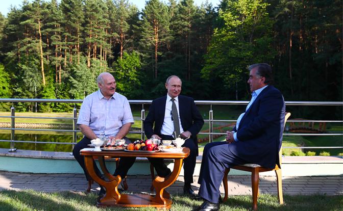 На фото: президент Белоруссии Александр Лукашенко, президент РФ Владимир Путин и президент Таджикистана Эмомали Рахмон (слева направо) во время встречи в резиденции президента Белоруссии.