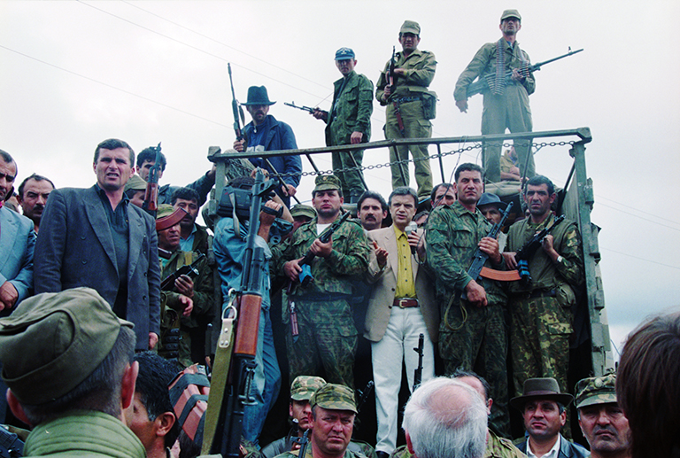 На фото: политик Руслан Хасбулатов выступает на митинге в Урус-Мартане, 1994 год