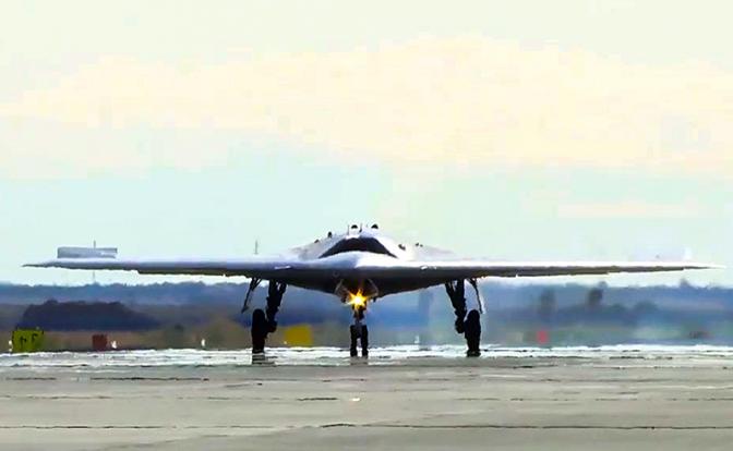 На фото: беспилотный летательный аппарат "Охотник"