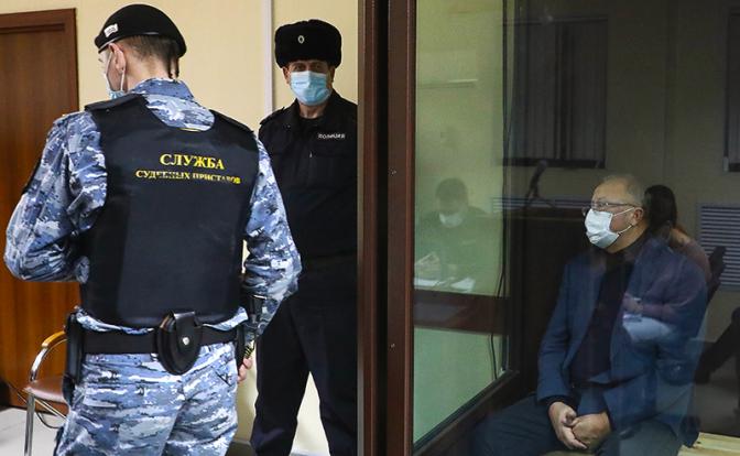 На фото: основной собственник шахты, председатель совета директоров АО ХК "СДС-Уголь" Михаил Федяев в зале Центрального районного суда.
