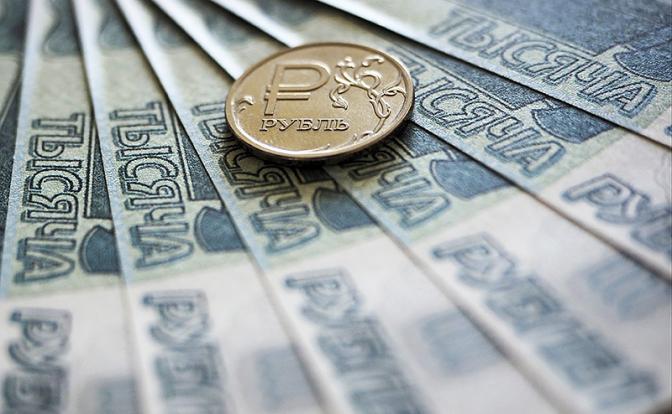 Аналитик сообщил, что могут сделать с рублем Европа и США