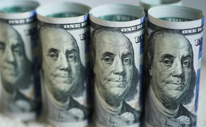 Курс доллара кончает неделю рывком за 74