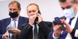 Заседания, "себяшки", коллективные фото: Депутаты Госдумы и телефоны