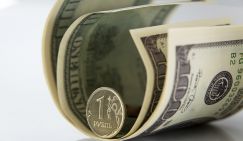Курс рубля упал: инвесторы бегут к доллару от «омикрона»