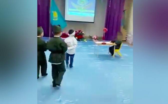 На фото: сцена с расстрелом арестованного,разыгранная в дестском саду в Казахстане