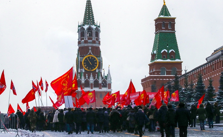 На фото: сторонники партии КПРФ на церемонии возложения цветов к месту захоронения Иосифа Сталина у Кремлевской стены в связи с 142-й годовщиной со дня его рождения.