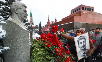 На фото: сторонники партии КПРФ на церемонии возложения цветов к месту захоронения Иосифа Сталина у Кремлевской стены в связи с 142-й годовщиной со дня его рождения.