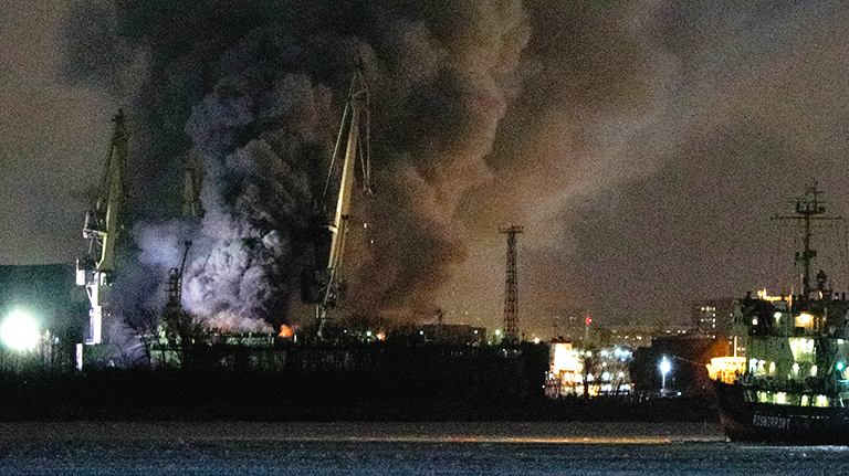 На фото: пожар на строящемся военном корабле на территории завода "Северная Верфь". Возгорание произошло на верхней палубе судна и достигло площади 80 квадратных метров. 