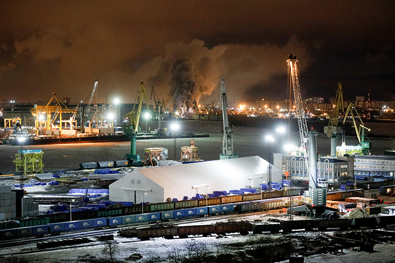 На фото: пожар на строящемся военном корабле на территории завода "Северная Верфь". Возгорание произошло на верхней палубе судна и достигло площади 80 квадратных метров. 17 декабря 2021 года