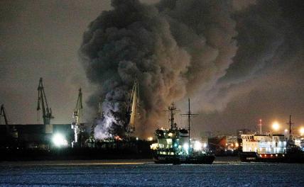 На фото: пожар на строящемся военном корабле на территории завода "Северная Верфь".