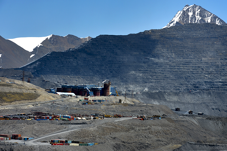На фото: вид на золотой рудник Кумтор на Кумторе в 350 километрах к востоку от Бишкека, Кыргызстан.